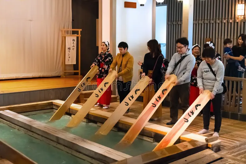 Kusatsu Onsen: Sự hòa quyện của Lửa Và Tuyết giữa lòng Gunma Kusatsu Onsen Mùa Đông