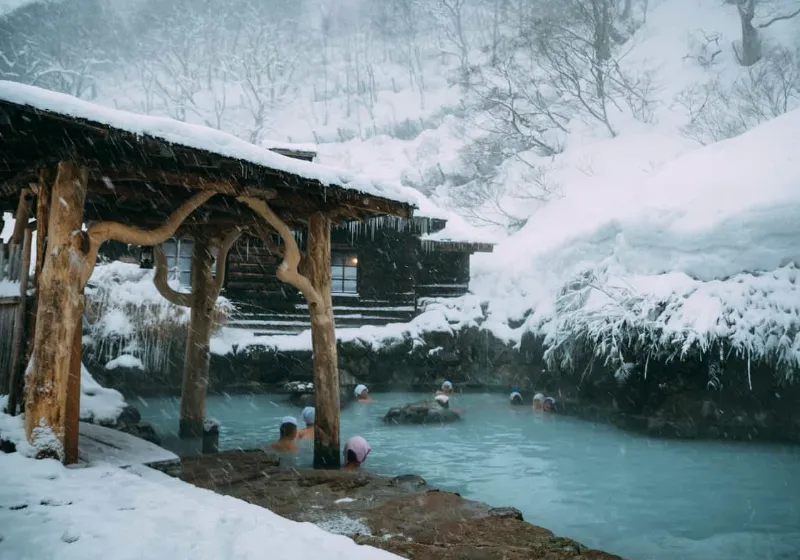 Kusatsu Onsen: Sự hòa quyện của Lửa Và Tuyết giữa lòng Gunma Kusatsu Onsen Mùa Đông