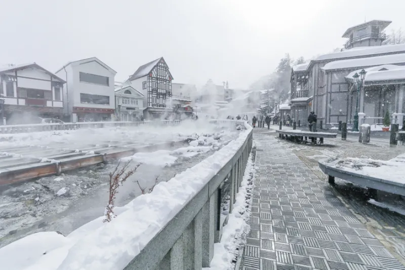 Kusatsu Onsen: Sự hòa quyện của Lửa Và Tuyết giữa lòng Gunma Kusatsu Onsen Mùa Đông