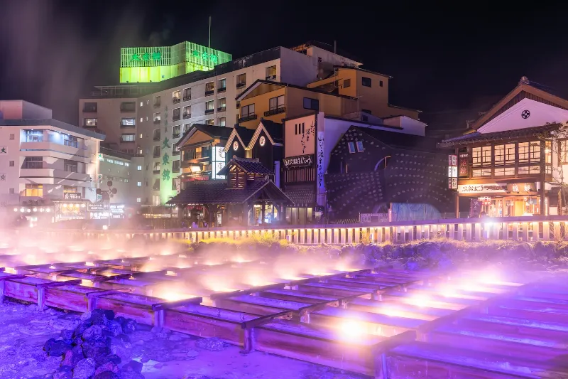 Kusatsu Onsen: Sự hòa quyện của Lửa Và Tuyết giữa lòng Gunma Kusatsu Onsen Mùa Đông