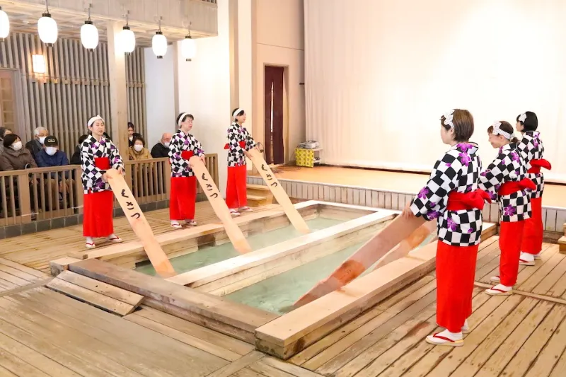 Kusatsu Onsen: Sự hòa quyện của Lửa Và Tuyết giữa lòng Gunma Kusatsu Onsen Mùa Đông