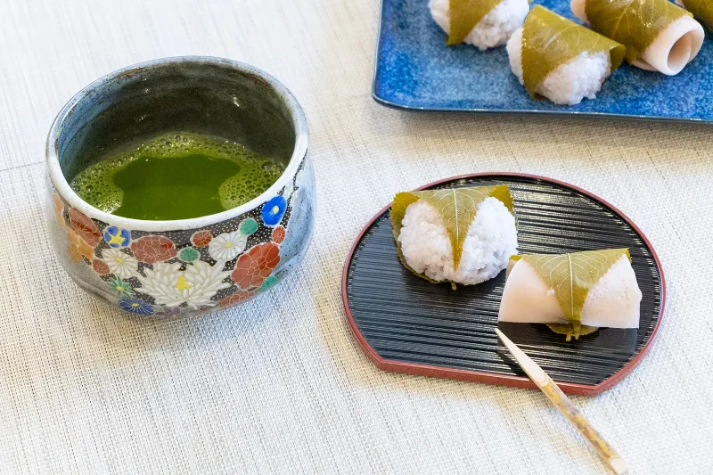 Sakura Mochi: Hương vị mùa xuân gói trọn trong lá anh đào