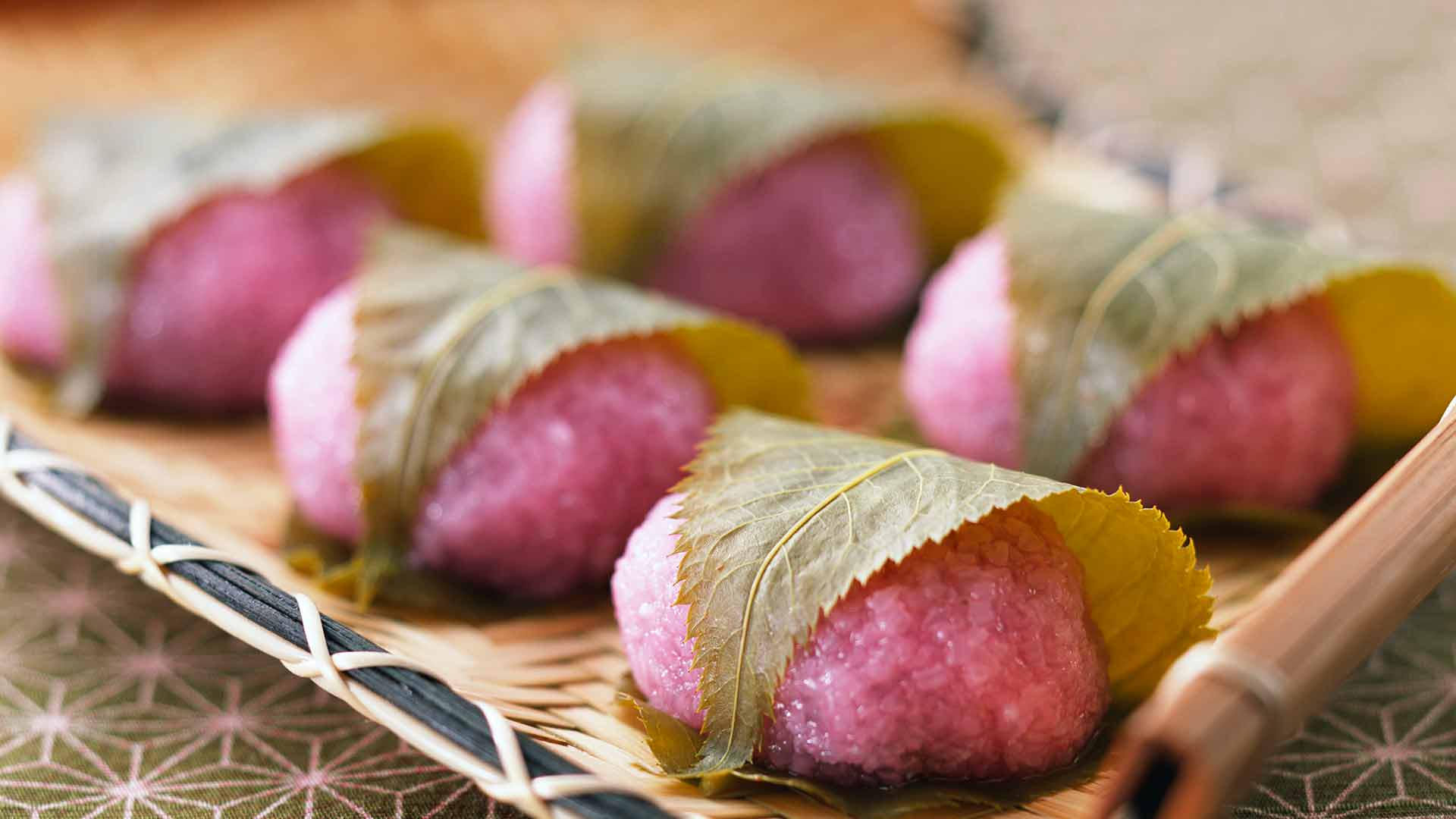 Sakura Mochi: Hương vị mùa xuân gói trọn trong lá anh đào