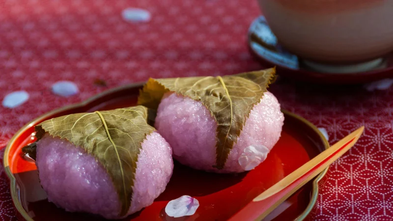 Sakura Mochi: Hương vị mùa xuân gói trọn trong lá anh đào