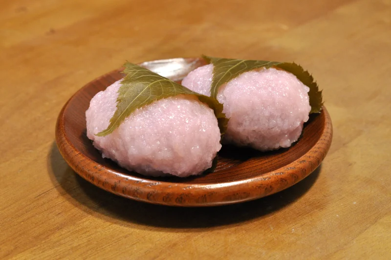 Sakura Mochi: Hương vị mùa xuân gói trọn trong lá anh đào