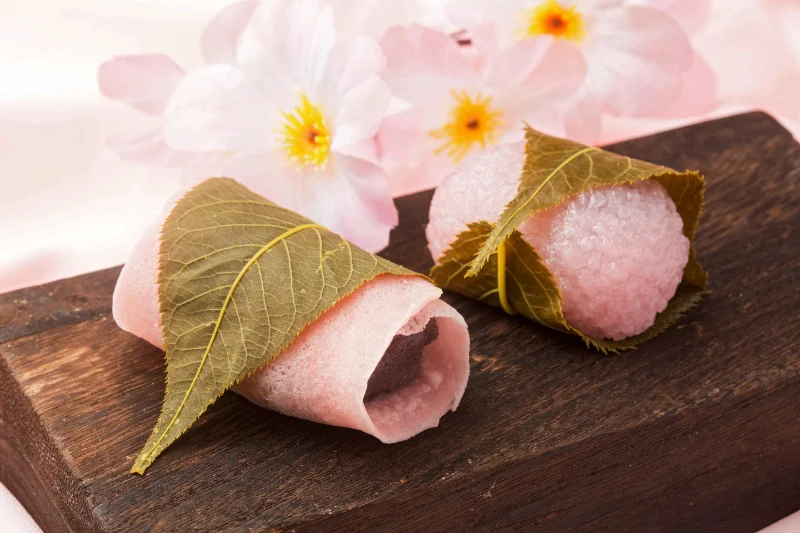 Sakura Mochi: Hương vị mùa xuân gói trọn trong lá anh đào