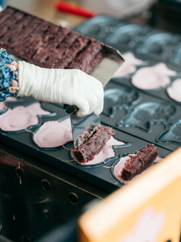 Sakura Taiyaki: Khi chú cá truyền thống khoác áo hồng xuân