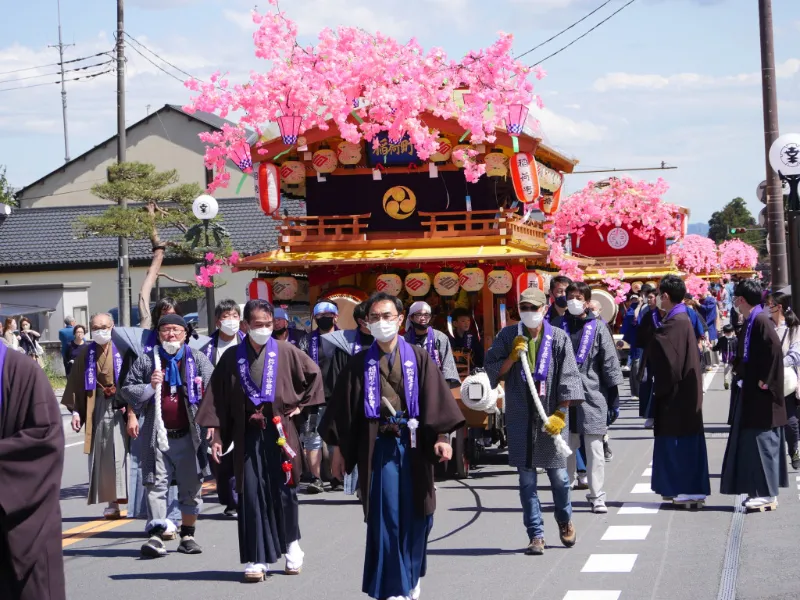 Yayoi Matsuri: Khám phá lễ hội "Cãi vã" rực rỡ sắc hồng tại Nikko