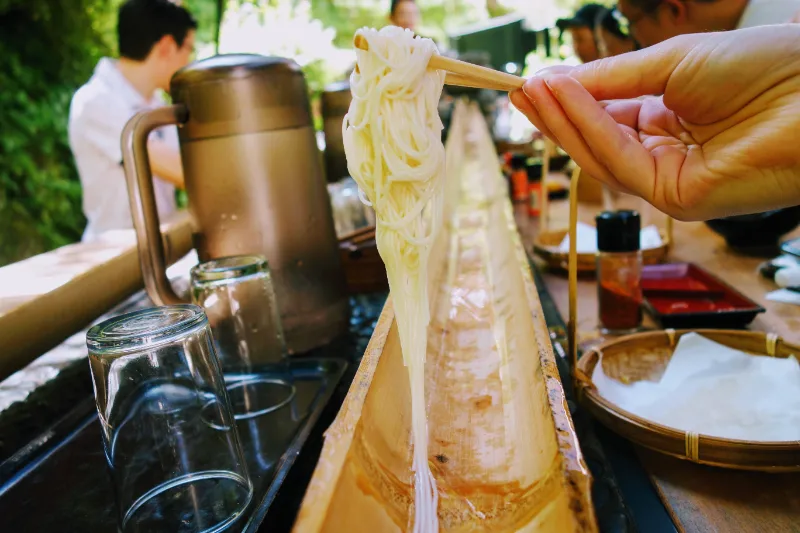 Nagashi Somen: Trải Nghiệm Ẩm Thực Giải Nhiệt Mùa Hè Nhật Bản