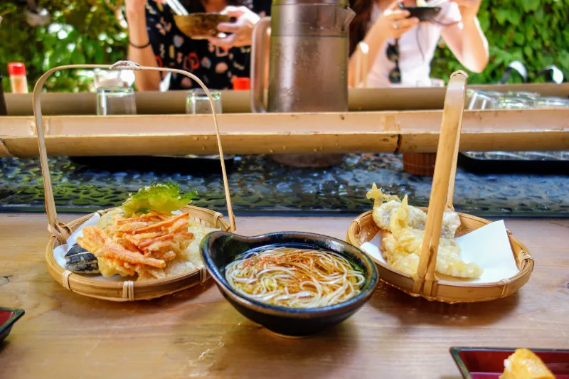 Nagashi Somen: Trải Nghiệm Ẩm Thực Giải Nhiệt Mùa Hè Nhật Bản