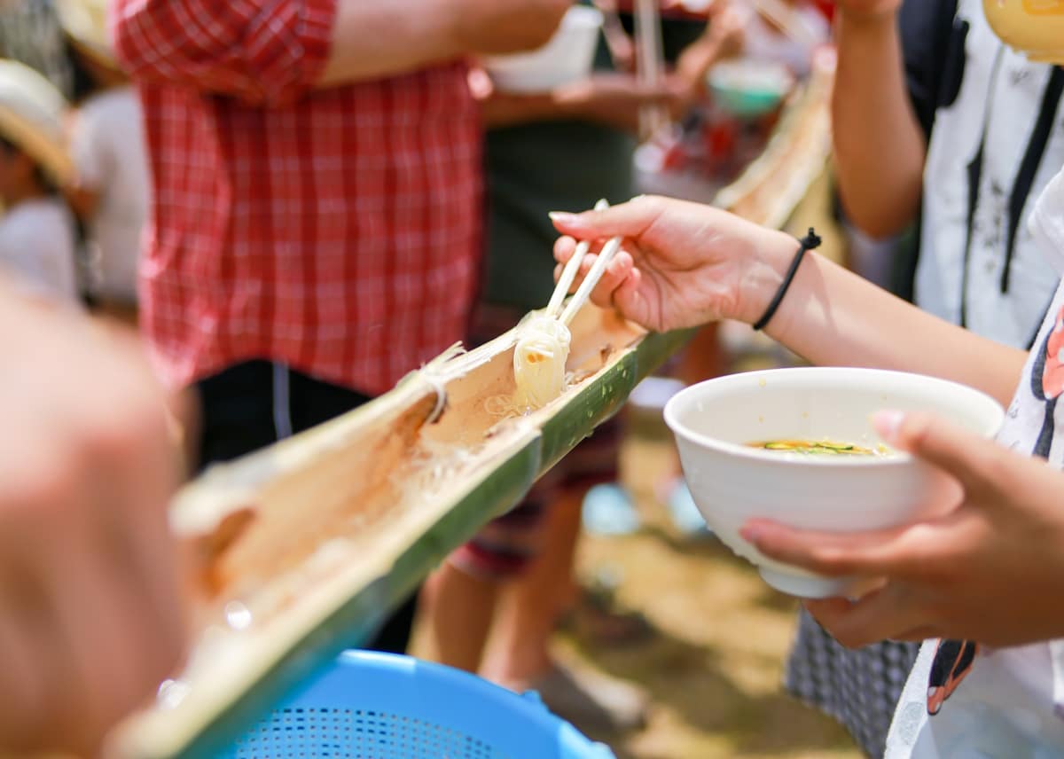 Nagashi Somen: Trải Nghiệm Ẩm Thực Giải Nhiệt Mùa Hè Nhật Bản