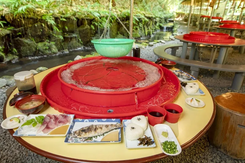 Nagashi Somen: Trải Nghiệm Ẩm Thực Giải Nhiệt Mùa Hè Nhật Bản